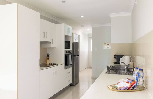 Rocklea Apartment | Cozy 2-Bedroom Apartment with Air Conditioning & Garage