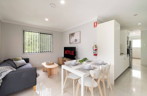 Rocklea Apartment | Cozy 2-Bedroom Apartment with Air Conditioning & Garage