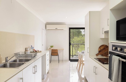 Rocklea Apartment | Cozy 2-Bedroom Apartment with Air Conditioning & Garage