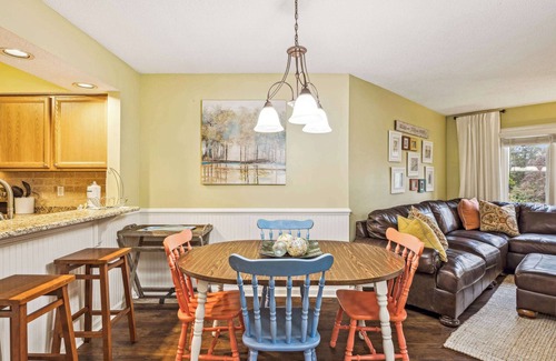 Hilton Head Island Condo | 2 BDR for 4 w/Shared Pool, Near Beach & Shops!