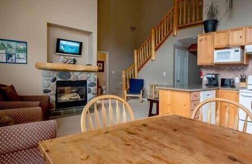 East Kootenay House | Inviting Loft Unit with Deck, BBQ & Cozy Fireplace
