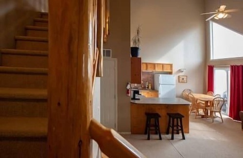 East Kootenay House | Inviting Loft Unit with Deck, BBQ & Cozy Fireplace