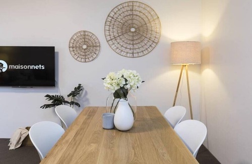 Neutral Bay Apartment | 2 Bdrm Apt with Balcony & Parking, Close to Shops