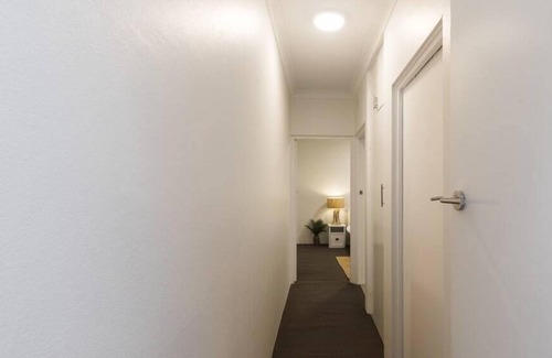 Neutral Bay Apartment | 2 Bdrm Apt with Balcony & Parking, Close to Shops