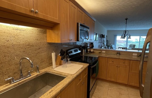 Isles of Capri Condo | Cozy 2-Bedroom Condo with Pool and Gulf Views on Marco River