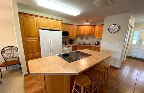 Okanagan-Similkameen Condo | Lakeview Condo Retreat: 10 Min from Penticton, Pet Friendly