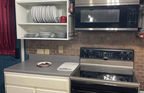 Dice Apartment | Pet-Friendly 2-Bedroom Apartment with Pool in Hazard, KY