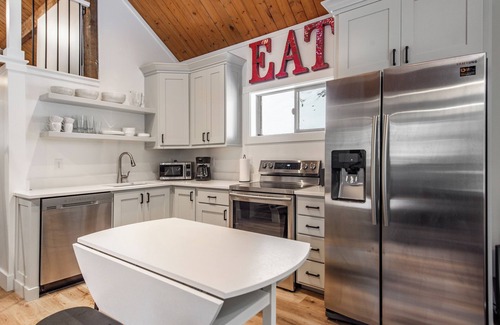 Sundance Cabin | Inviting 2-Bedroom Loft Walks to Ski Run with Hot Tub