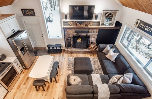 Sundance Cabin | Inviting 2-Bedroom Loft Walks to Ski Run with Hot Tub