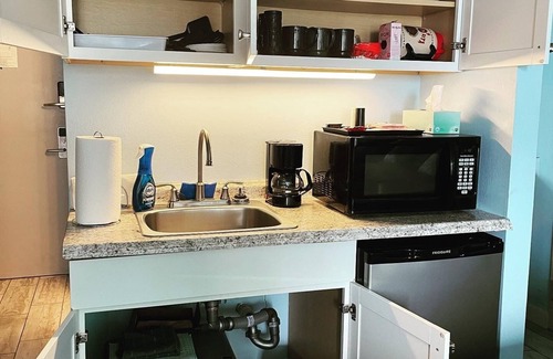 Daytona Beach Condo | Beachfront 2/2 Condotel with Pool & Tiki Bar - Guests Love It!