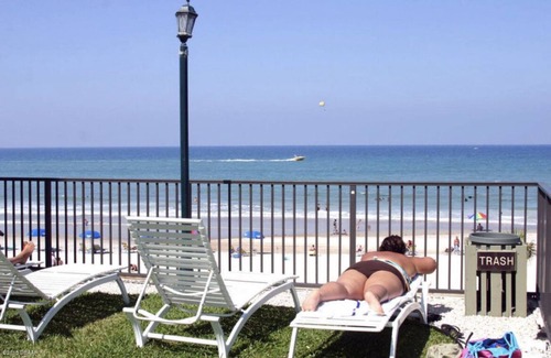 Daytona Beach Condo | Beachfront 2/2 Condotel with Pool & Tiki Bar - Guests Love It!