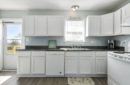 Gulfport House | Oceanfront Cottages: Ideal Family Retreat with Breathtaking Views