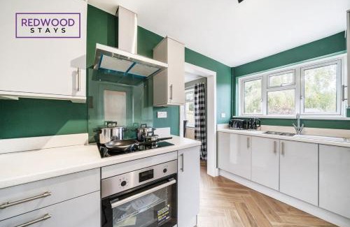 Alton House | Ideal 2-Bed House for Families & Contractors with Garden