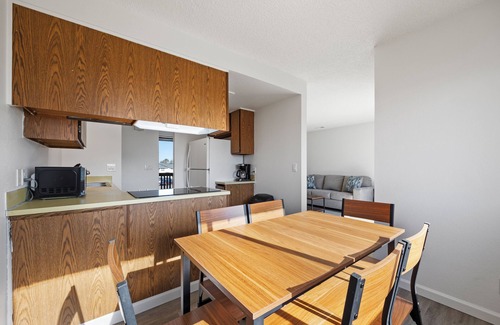 Tri-Cities Apartment | 2 Bed/1 Bath-sleeps 6, pets allowed-Central Location in Cul de Sac