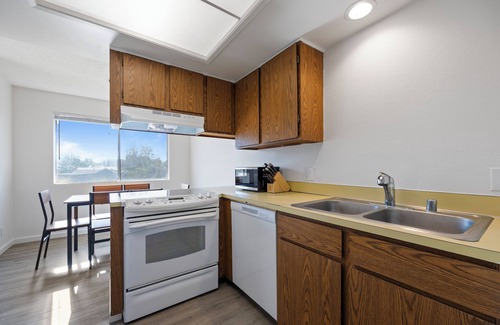 Tri-Cities Apartment | 2 Bed/1 Bath-sleeps 6, pets allowed-Central Location in Cul de Sac