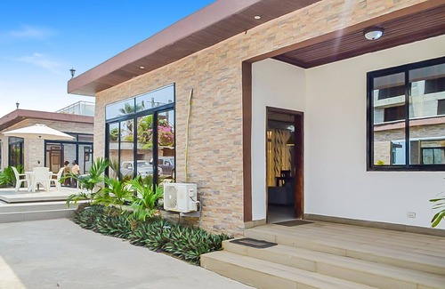 Monrovia Villa | Inviting 2 Bed Villa with Full Kitchen for Your Getaway