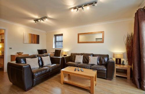Greenham Apartment | Comfortable 2 Bed Retreat at Jago Crt, Newbury - Family Friendly
