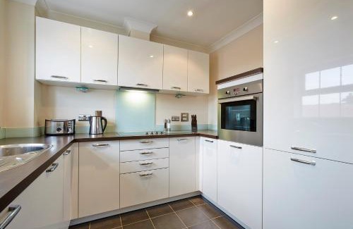 Greenham Apartment | Comfortable 2 Bed Retreat at Jago Crt, Newbury - Family Friendly