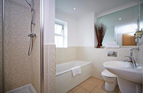 Greenham Apartment | Comfortable 2 Bed Retreat at Jago Crt, Newbury - Family Friendly