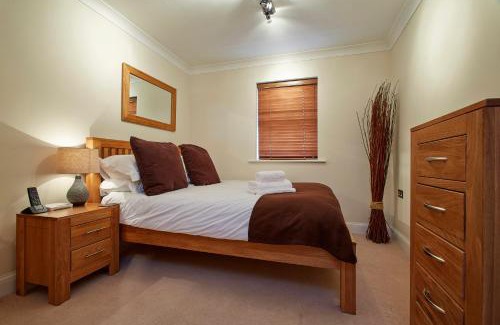Greenham Apartment | Comfortable 2 Bed Retreat at Jago Crt, Newbury - Family Friendly