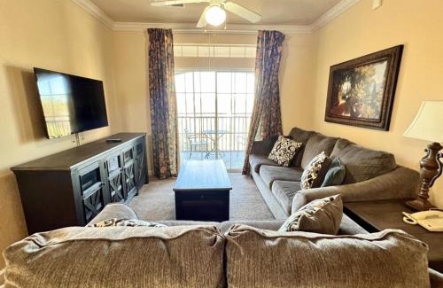 Davenport House | Family-Friendly 2 Bed Condo in Tuscana Resort with Pool