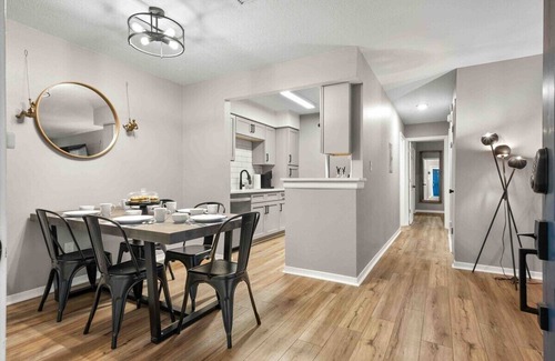 Northeast Pensacola Condo | Modern 2 Bed Condo with Balcony at Bears Den H