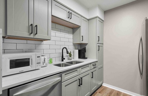 Northeast Pensacola Condo | Modern 2 Bed Condo with Balcony at Bears Den H