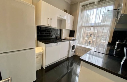 City of Westminster Condo | Bright 2 Bed/2 Bath Flat with Sky TV & Family-Friendly Perks