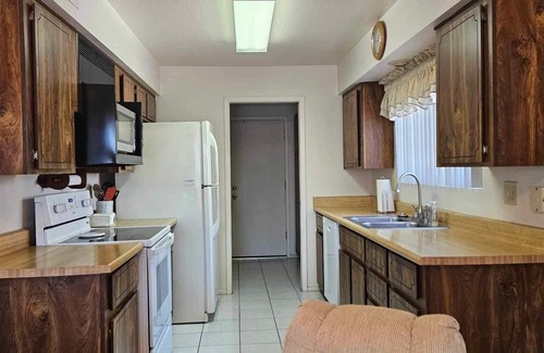 Fountain of the Sun House | Inviting 2 Bed, 2 Bath Home in a Gated Community