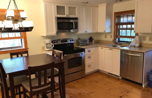 Eel Point Cottage | Pet-Friendly Retreat with Ocean View & Fenced Yard