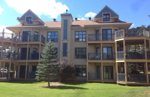 Mont-Tremblant Condo | Family-Friendly Getaway: 2 Bed, Pool & Jetted Tub