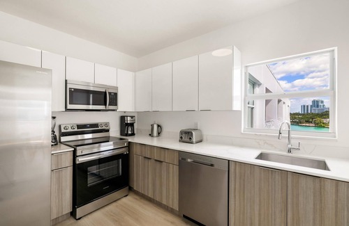 Bay Harbor Islands Apartment | Modern Retreat: 2 Bed, Ocean View with Private Balcony