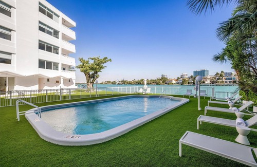 Bay Harbor Islands Apartment | Modern Retreat: 2 Bed, Ocean View with Private Balcony