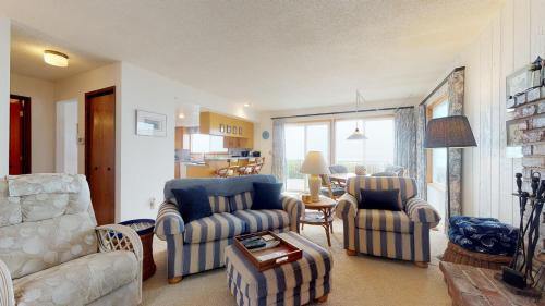 Edgewater Shores House | Pet-Friendly 2 Bed 2 Bath Home in Waldport – Rated 9/10