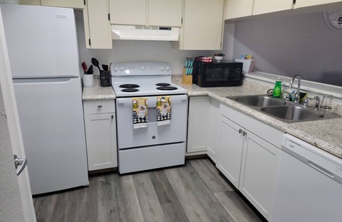 Lakeland Apartment | Fantastic 2 Bed Retreat with Kitchen Near Disney & Beaches