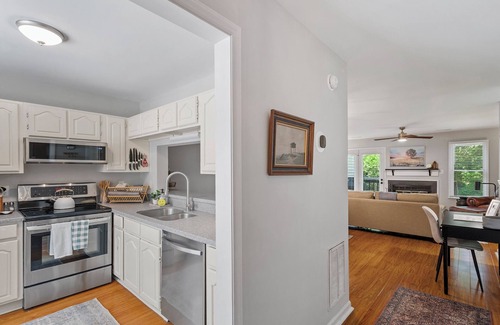 Northwest Raleigh House | Guest Rated 10/10 Townhome Near Umstead Park & Rex Hospital