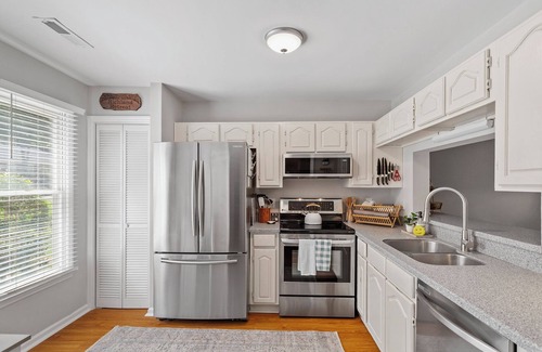 Northwest Raleigh House | Guest Rated 10/10 Townhome Near Umstead Park & Rex Hospital
