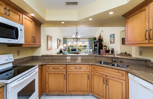 Kings Lake Condo | Ideal 2 Bed/2 Bath Condo with Pool Near Downtown Naples