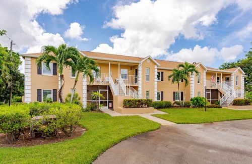 Kings Lake Condo | Ideal 2 Bed/2 Bath Condo with Pool Near Downtown Naples