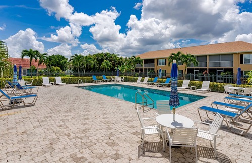 Kings Lake Condo | Ideal 2 Bed/2 Bath Condo with Pool Near Downtown Naples