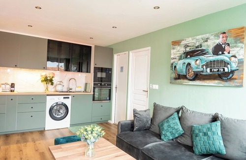 Le Kremlin-Bicetre Apartment | Charming Air-Conditioned Apartment Near Paris with Kitchen