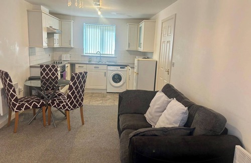 Wolverhampton Apartment | 2 Bed Apartment-Sleeps 4-Free Parking
