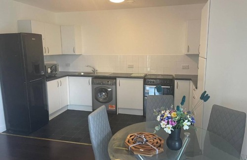 Colyers Apartment | Cozy 2 Bed Apartment - Ideal for Families & Breakfast Included