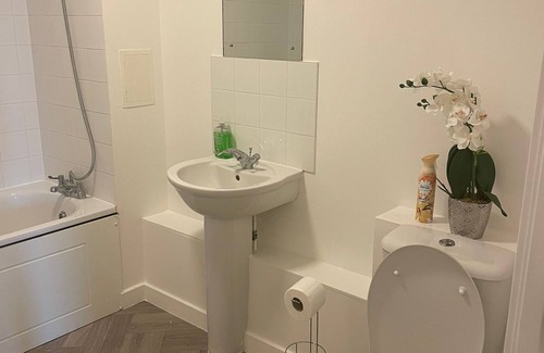 Colyers Apartment | Cozy 2 Bed Apartment - Ideal for Families & Breakfast Included