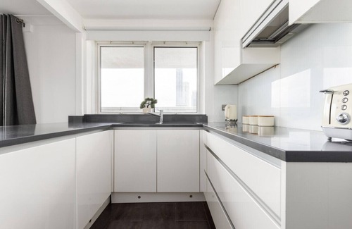 Isle of Dogs Apartment | Discover The Canary Wharf Collection: Family-Friendly Retreat
