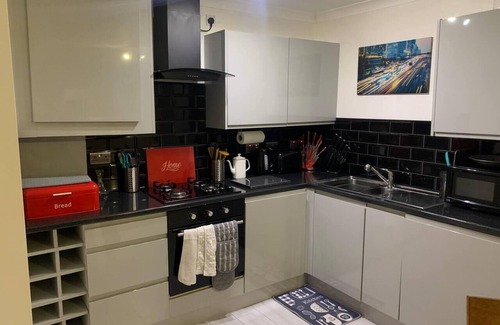 Wallasey Apartment | Cozy 2-Bed Apartment in Wallasey with Kitchen & Breakfast