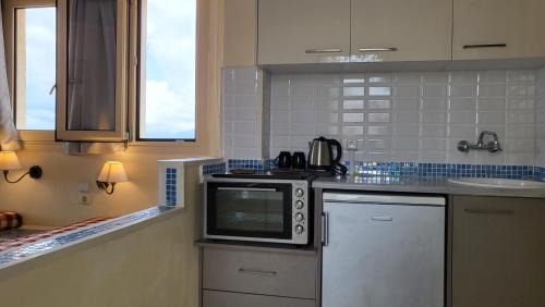Piskopiano Apartment | Cozy Sea View Studio with Pool Access for Your Getaway