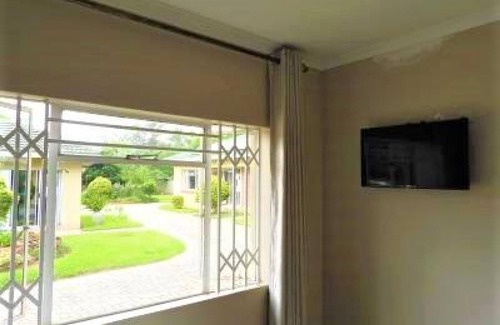 Harare Apartment | Cozy 2 Bed Apartment with En-suite Kitchenette & Breakfast