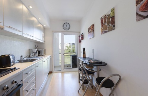 Telheiro Apartment | Inviting 2 Bed Apartment with Pool & Marina Views