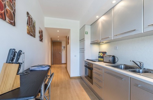 Telheiro Apartment | Inviting 2 Bed Apartment with Pool & Marina Views
